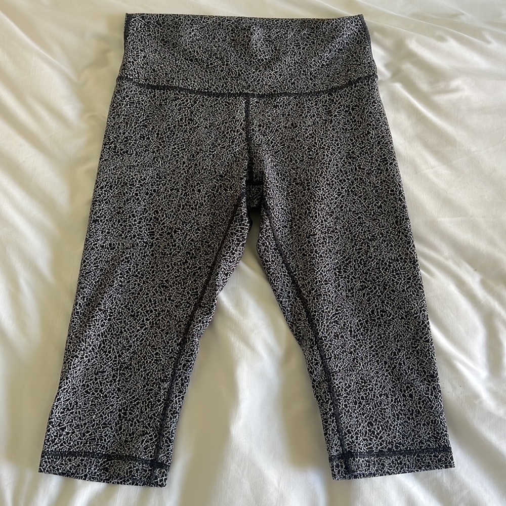 Lululemon Wunder Under Hi-Rise 1/2 Tight (17")
Luon Crackle Jaquard Black White